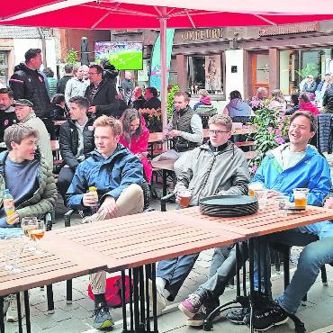FC Thun: herzlich willkommen im Saanenland! - Emotionen in Saanen und in Deutschland: Jubelnder Schweizer Fussballfan im Stadion in Frankfurt (rechts) – gespannt zuschauende Spieler des FC Sarina beim Public Viewing. FOTOS: EUGEN DORNBIERER-HAUSWIRTH