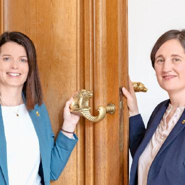 Präsidium des Grossen Rates bleibt in Frauenhand - Stabsübergabe des Grossratspräsidiums von Dominique Bühler (links) an Edith Siegenthaler. FOTO: ZVG