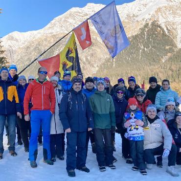 Zweisimmner Biathlet Burkhalter hat Erwartungen übertroffen - Joscha Burkhalter (vorne Dritter von rechts) mit seiner Fangruppe. Fahnenträger ist der Schönrieder Grossrat Hans Schär. FOTO: MARKUS MATTI