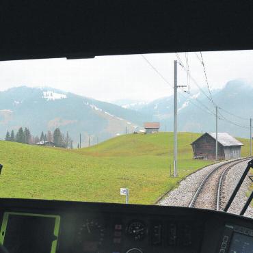 Von Interlaken nach Gstaad ohne Umsteigen: der Testbericht - Blick durch die Frontscheibe auf das Saanenland
