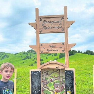 Zauber, zauberhaft, Alpenzauberweg - Das Käslein wird vom Berg ins Tal transportiert.