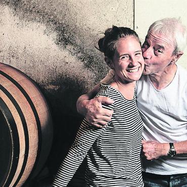 GV mit Gourmeterlebnis sowie ausführlichen Kommentaren und Geschichten zu den köstlichen Tropfen - Vater Raymond Paccot mit Tochter Laura.