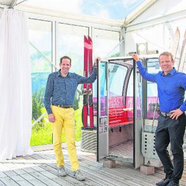 Bergbahnen erleiden schwieriges Geschäftsjahr – Verantwortliche wollen mit Massnahmen reagieren - Das Eggli hat nun ein Zelt: BDG-Geschäftsführer Matthias In-Albon (links) und Verwaltungsratspräsident Jan Brand wollen den Berg für Sommerevents vermarkten und auch etablieren. Die Events in diesem Sommer sind schon gesetzt, beispielsweise das Gstaad Menuhin Festival & Academy und das Caprices Festival. FOTO: JOCELYNE PAGE