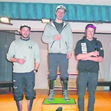 Wetterfeste Grunder beenden die Rennsaison am Wasserngrat - Herren I: v.l. 2. Toni Burri; 1. Kilian Burri; 3. Florian Hauswirth.