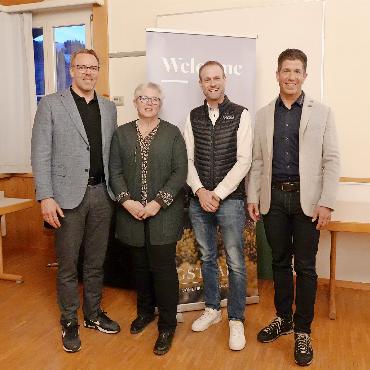 Mitreden, mitvoten, mitgestalten - GST-Vorstandspräsident Oliver Waser (links) und GST-CEO Flurin Riedi (rechts) freuen sich über die neu aufgenommenen Mitglieder. Einmal die MOB, hier vertreten durch ihren Direktor Yves Marclay (2. von rechts) und zum anderen über den Gstaad Yacht Club, der leider an der Versammlung nicht vertreten sein konnte. Gemeindepräsidentin Beatrice Zeller bereicherte das Destinationsratsmeeting mit News aus Zweisimmen.