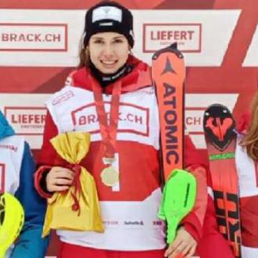 Resultate und ein Podestplatz im Schneesport - Das Podest der schweizweit schnellsten Juniorinnen U21 im Slalom: Neben Siegerin Anuk Brändli (Mitte) strahlen auch die Zweitplatzierte Elyssa Kuster (links) und Chiara Lanz in die Kamera. FOTO: ZVG