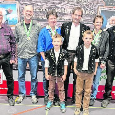 Ein zweiter Rang und einige Medaillengewinner - Berner Alpkäse AOP «Coeur des Alpes»: v.l. 2. Rang, Peter und Gery Ryter, Bern (Alp Mittebach); 1. Rang Daniela und Fritz Gerber, Schangnau, mit Bruno und Kevin (Alp Steinenberg); 3. Rang Daniela und Andreas Röthlisberger, Zweisimmen (Alp Wildeneggli). FOTO: ZVG