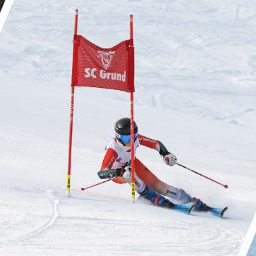 Spannender BOSV/Leki JO-Renntag an den Hublen - Diese drei Saanerinnen entschieden jeweils beide Rennen für sich: v.l. Emma Horn (MU16), Lena von Siebenthal (MU14) und Lisa Testa (MU12).   FOTOS: ANITA ZMOOS-WALKER