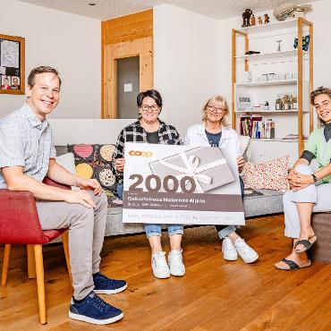 2000 Franken für das Geburtshaus Maternité Alpine - Coop-Regionalrat Patrick Bruni im Austausch mit den Co-Betriebsleiterinnen Andrea Linder (Zweite v.l.) und Susanne Reber (rechts) sowie der Präsidentin der Maternité Alpine, Anne Speiser (Mitte). FOTO: SUSANNE GOLDSCHMID
