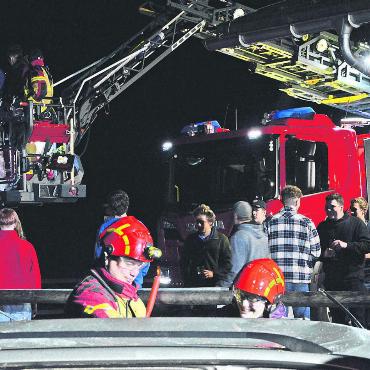 Generation Z wie «Zukunft» - Drehleiter der Feuerwehr, davor ein Duo, das sich dem «Unfall»-Auto annimmt.