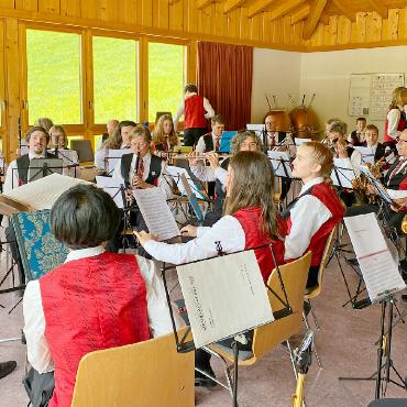 Erfolgreicher Musiktag für die Brass Band «Harmonie» Saanen und die Musikgesellschaft Gstaad - Die Musikgesellschaft Gstaad beim Einspielen, bevor sie sich unter der Direktion von Sandro Frautschi den zweiten Filmpreis holte. FOTO: DANIELA ROMANG