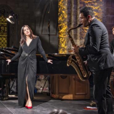 Die Tücken der Liebe – Neujahrskonzert am Gstaad New Year Music Festival - Am Liederabend nahm Marina Viotti das Publikum mit auf eine Reise durch ihre Liebesgeschichten und erzählte von verliebten Träumereien, gebrochenen Herzen, leidenschaftlichen Romanzen und einsamen Nächten. Begleitet von ihrem Trio bestehend aus v.l. Didier Puntos, Gerry Lopez und Antoine Brochot.