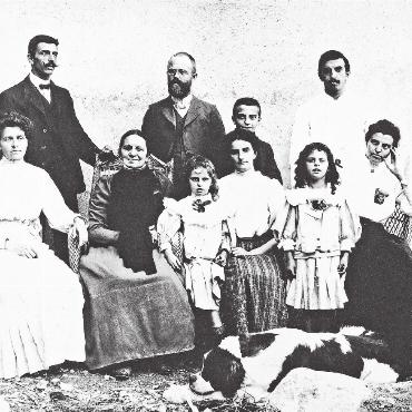«Wir tragen in uns die Menschen, die vor uns da waren» - Emilie Steffen mit ihrer Familie (Foto ca. 1910).
