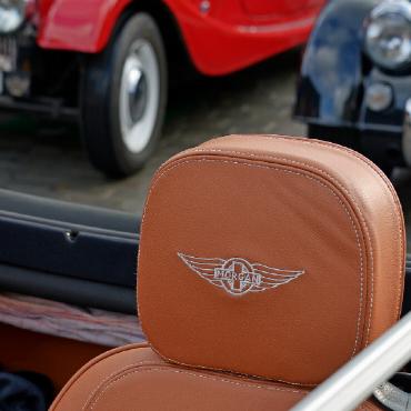 «Saanenland ist schön!» – der Morgan Club Schweiz rollt durchs Saanenland - Stilvolles Detail: das Markenemblem auf der Kopfstütze.