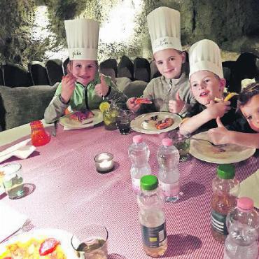 Pizzaplausch mit Kinderdisco - Selina Ruf aus Saanen (Mitte) mit Gästekindern aus dem Engadin. FOTOS: EUGENE DORNBIERER-HAUSWRITH