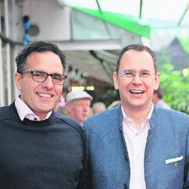Gäste feiern Start der neuen Festivalsaison - Dr. Sebastian Friess, Amtsvorsteher Standortförderung Kanton Bern (rechts), mit Florian Abrecht, Fachhochschule Bern.