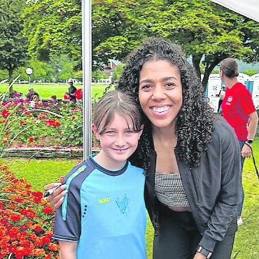 Erfolgreiche Saaner Sprintathleten in Interlaken - Nora Huwiler strahlt beim Foto mit Sportstar Mujinga Kambundji. Nora erreichte den 7. Schlussrang mit einer Zeit von 9,27 auf 60 Meter. Dabei schrammte sie knapp an der Finalteilnahme vorbei.