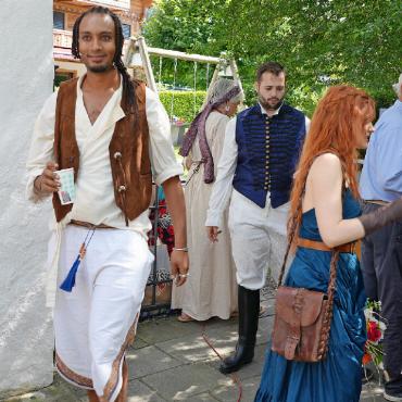 Dreharbeiten in der Kapelle Gstaad - Eine illustre Gesellschaft aus Piraten, Bohemiens und royalen Gästen.