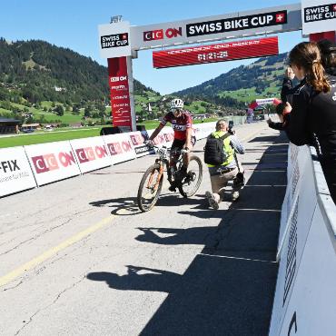 Mountainbikespektakel neben dem Gstaad Airport