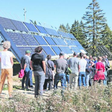 Mit SolSarine auf Recherchereise am Mont-Soleil - Die Gäste aus dem Saanenland mitten im Sonnenkraftwerk am Mont-Soleil. FOTOS: ZVG