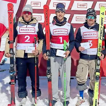 Toru Kusano in Hochform - Toru Kusano (Mitte) feiert erstmals einen FIS-Sieg. Mit auf dem Podest: links Florian Fässler, rechts Nando Reiser.    FOTO: SWISS SKI