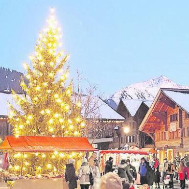 Saaner Weihnachtsmärkte und Adventskalender - Das Dorf Saanen erstrahlt am 6. Dezember wieder in vorweihnachtlichem Glanz. FOTO: UELI MÜLLER
