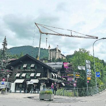Wie kam der Kranich in die Wappen der Gemeinden im Saanenland und im Pays-d’Enhaut? - Ein Kranich und ein Kran: Sie sehen nicht nur ähnlich aus, sondern in vielen Sprachen verwendet man als Bezeichnung auch dasselbe Wort. FOTO: ROLAND LUDER