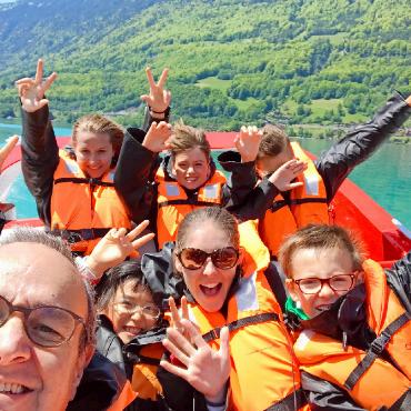 Ein grosses Herz für eine kleine Schule – Henri Behar sagt Adieu - Raus aus der Komfortzone! Outdooraktivitäten machen Spass und sind ein gesunder Gegenpart zur Bildschirmzeit und den theoretischen Studien. Behar mittendrin! FOTO: ZVG