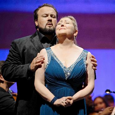 Die Gstaader Oper lebt - Pollione (Stefan Pop) wirbt um die Novizin Adalgisa (Karine Deshayes).
