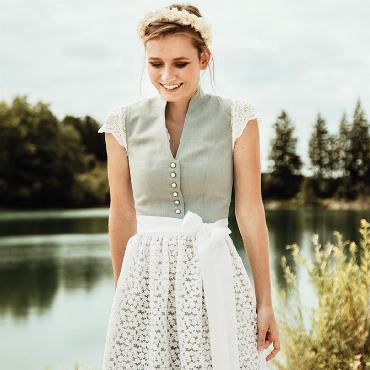 Entdecken Sie unsere zauberhaften Dirndl und Lederhosen - Bezauberndes Dirndl mit Gänseblümchen. FOTO: ZVG