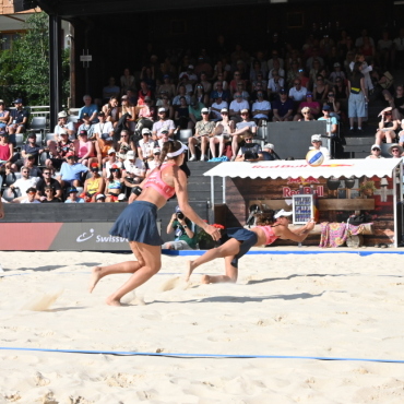 Schweizer Beachvolleyballerinnen mit garantierter Medaille - Zoé und Anouk trafen im Viertelfinal auf die Deutschen Ittlinger/Grüne und lagen in beiden Sätzen zu Beginn deutlich hinten. Am Ende siegte Team Zouk mit 21:10 und 21:19. (Fotos:«Anzeiger von Saanen»)
