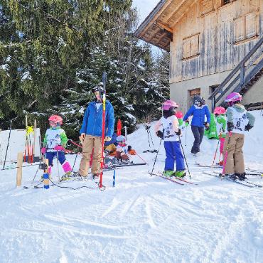 Gutes Wetter und prefekt präparierte Pisten am Grunder Clubrennen - Die Fahrerinnen der Kategorie 2019–2016 warten gespannt auf den Start des Riesenslaloms.