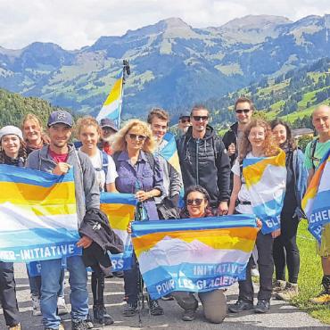 Botschaft ans Parlament mit Wander-Demos - Angeführt von der Klimagruppe Simmental und «dekoriert» mit Gletscherinitiative-Fahnen wanderten 22 ums Klima besorgte Bürger/innen von Zweisimmen über Saanenmöser nach Gstaad. FOTO: ZVG