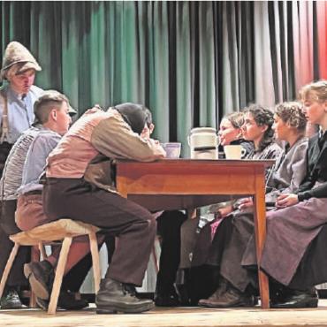 Ein Schülertheater, das nachdenklich stimmte - Die Auswandererfamilie beim Gebet vor dem Morgenessen. FOTOS: ZVG