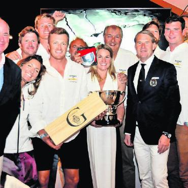 Eine Filmpremiere und ein Erstsieger - Der Besitzer der Kismet (Mitte hinten) mit seiner Crew nimmt die GYC-Centenary-Trophy von GYC-Sailing-Officer Daniel Heine entgegen.
