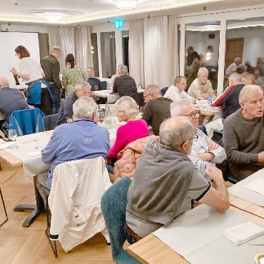 BOSV-Ex-Klusiv-Herbsthöck: Dr. Beat Hählen betreute viele Skistars - Die Teilnehmenden tauschen Erinnerungen aus. FOTOS: ZVG