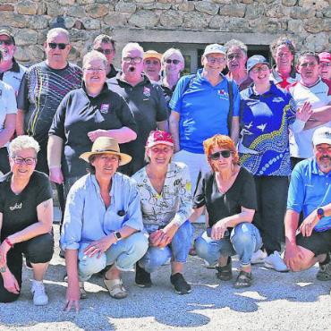Bowls Club Gstaad News national und international - Gruppenbild des Turniers vom 9. Mai mit Mitgliedern der Bowls Clubs Val-de-Ligne (F), Thun, Uzwil und Gstaad.