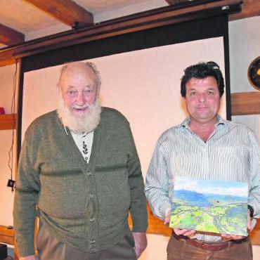 Flurnamenbuch – ein wichtiger Zeitzeuge - Zwei Drittel des dreiköpfigen Autorenteams: Gottfried Ryter und Rolf Marti (rechts).