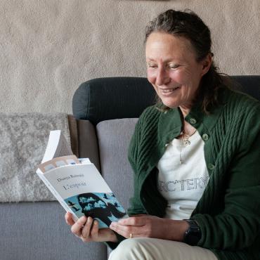 «Wir brauchen eine neue Religion!» - Dunya Reiwald mit ihrem Roman«L’Espoir», einemWerk rund um dieHoffnung «in einer sich im Universum spürbar dehnendenWelt», wie sie selbst sagt.  FOTO: KEREM MAURER