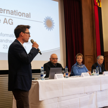 «Was haben wir zu verlieren?» - Markus Iseli, Projektkoordinator und Kommunikation, führte kompetent und  humorvoll druch den Infoabend der GIH AG im Landhaus Saanen. Neben ihm sitzend (von links): Ralph Kray, CEO und  VR-Delegierter;  Barbara Herbert,  VR-Präsidentin und Walter Egger,  VR-Mitglied. (Foto: Kerem Maurer)