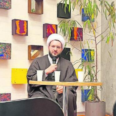 Besuch an der Nacht der Religionen - Influencing – führen, verführen. Mit Scheich Hassan, Podiumsleiterin Iona Tauern (links) und Evelyn Baumberger.