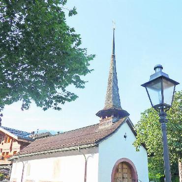 Sankt Nikolaus: der orientalische Wohltäter, geklaute Reliquien und ein Kloster in der Wildnis - Die Wegkapelle in Gstaad wurde 1402 errichtet und ist dem heiligen Nikolaus geweiht. Sie war der katholischen Pfarrgemeinde Saanen unterstellt. Das Wandbild auf der Strassenseite ist stark beschädigt und konnte von Experten nicht mehr gedeutet werden. Das Chor musste bei der Restaurierung 1923 neu gebaut werden, ebenso die Holzdecke im Innern.