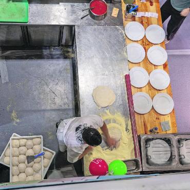 Mit frischen Ideen und Gemeinschaftsgeist: die Gstaader Messe - Prüfender Blick auf den Pizzaiolo.