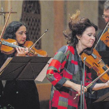 Eine Geigerin wie eine Naturgewalt - Musik braucht Bewegung, ist Auseinandersetzung, Stillstand kommt nicht in Frage: das ist es, was Patricia Kopatchinskaja am Freitag transportierte. FOTO: RAPHAEL FAUX/GSTAADPHOTOGRAPHY.COM