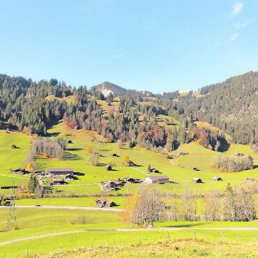 Zonenänderung soll «Schürli»-Umnutzung erleichtern - Das Testgebiet in Grund bei Gstaad beinhaltet alles, was die Initianten brauchen: Landschaftsprägendes Kulturgut, landschaftsprägende Bauten, Siedlungsmuster und eine Vielzahl an «Schürleni». FOTO: ZVG