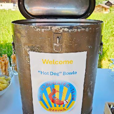 Es gab viel zu erzählen beim Treffen der ehemaligen Skiakrobaten - Zur Begrüssung eine Hotdog-Bowle mit dem legendären SAT-Sarina-Logo.