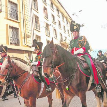 Die «Chasseurs à cheval» tagten in Gstaad - Auf dem Marché de Saint Martin in Vevey. Mit dabei der Gstaader Peter Tolle (vorne), welcher die Hauptversammlung im Saanenland organisiert hat. FOTOS: ZVG
