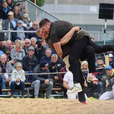 Drei Schwinger mit Kranz