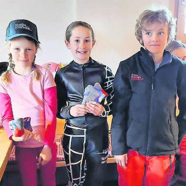 Mobi-Horneggli JO-Cup, Fondueplausch und Klubrennen – ein gelungener Saisonschluss - Zeigt her eure neuen Skisocken! Stolz präsentieren Luanne Haldi (2. Rang, links), Jolina Däster (1. Rang, Mitte) und Mauro Rentschler (3. Rang, rechts) ihre Preise!