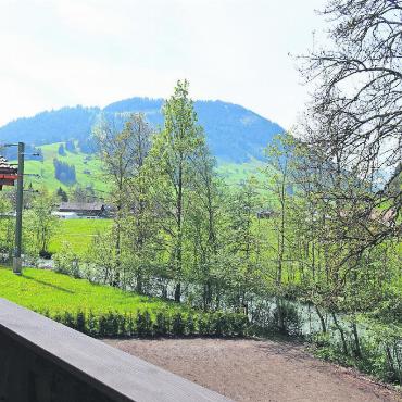 Mit Schreibtisch, Bett und Tresor - Die Sport Lodge verfügt über Balkone mit Blick auf die Saane und die Wispile. FOTO: KEREM MAURER